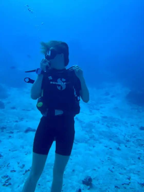Romina unter Wasser mit Tauchausrüstung